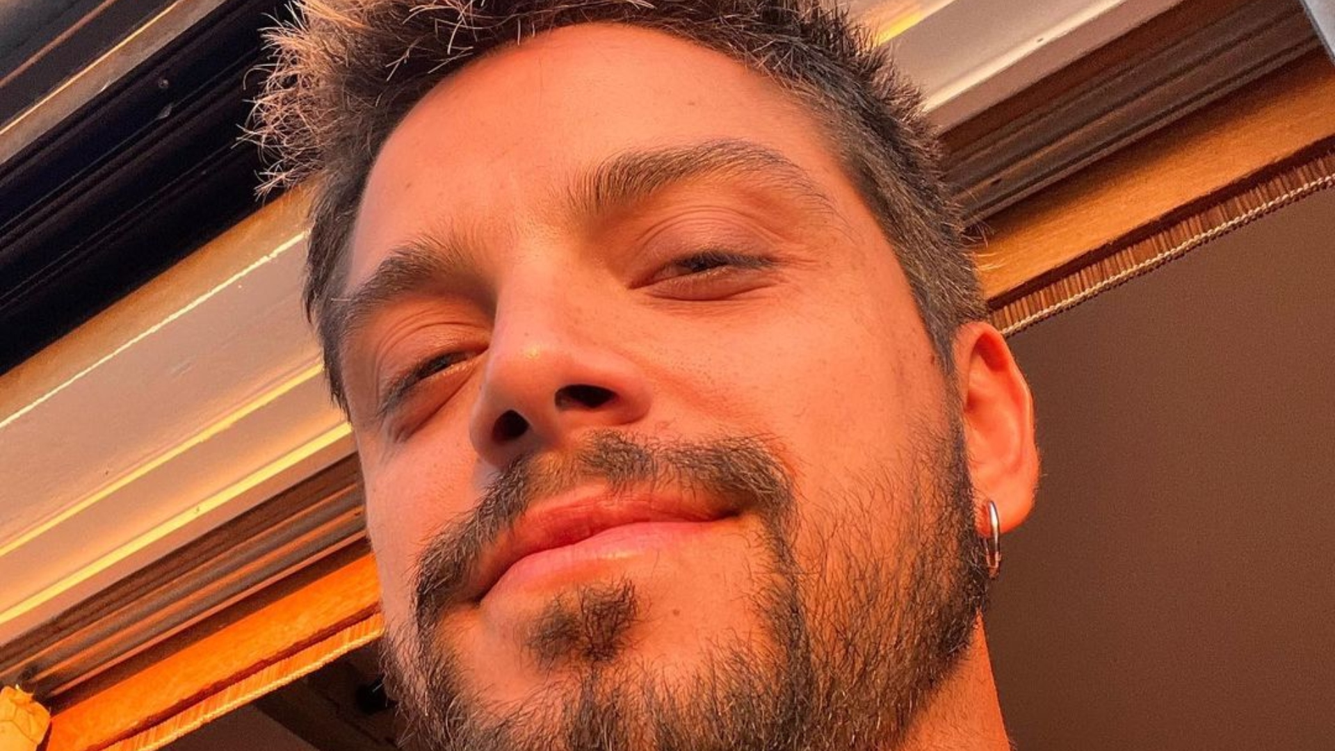 Rodrigo Simas confessa estar feliz em se assumir bissexual