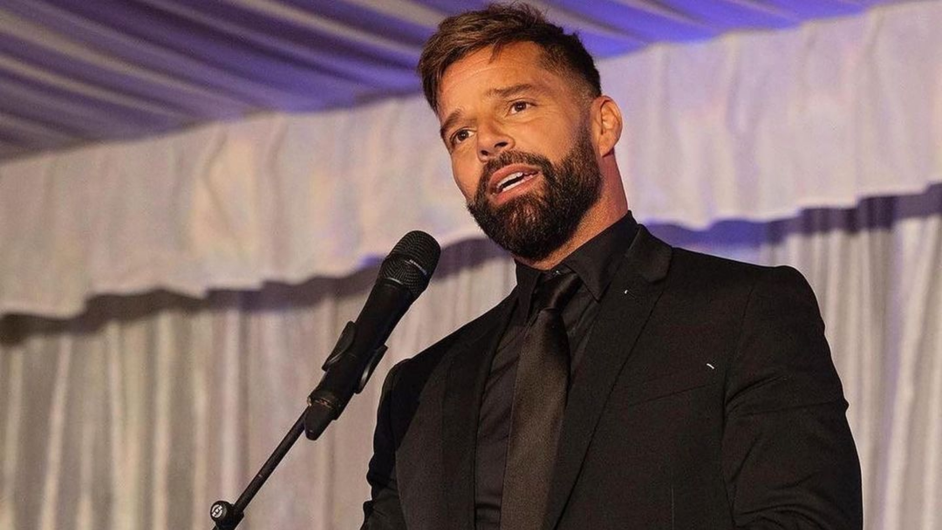 Ricky Martin dispensa roupas e posa completamente nu