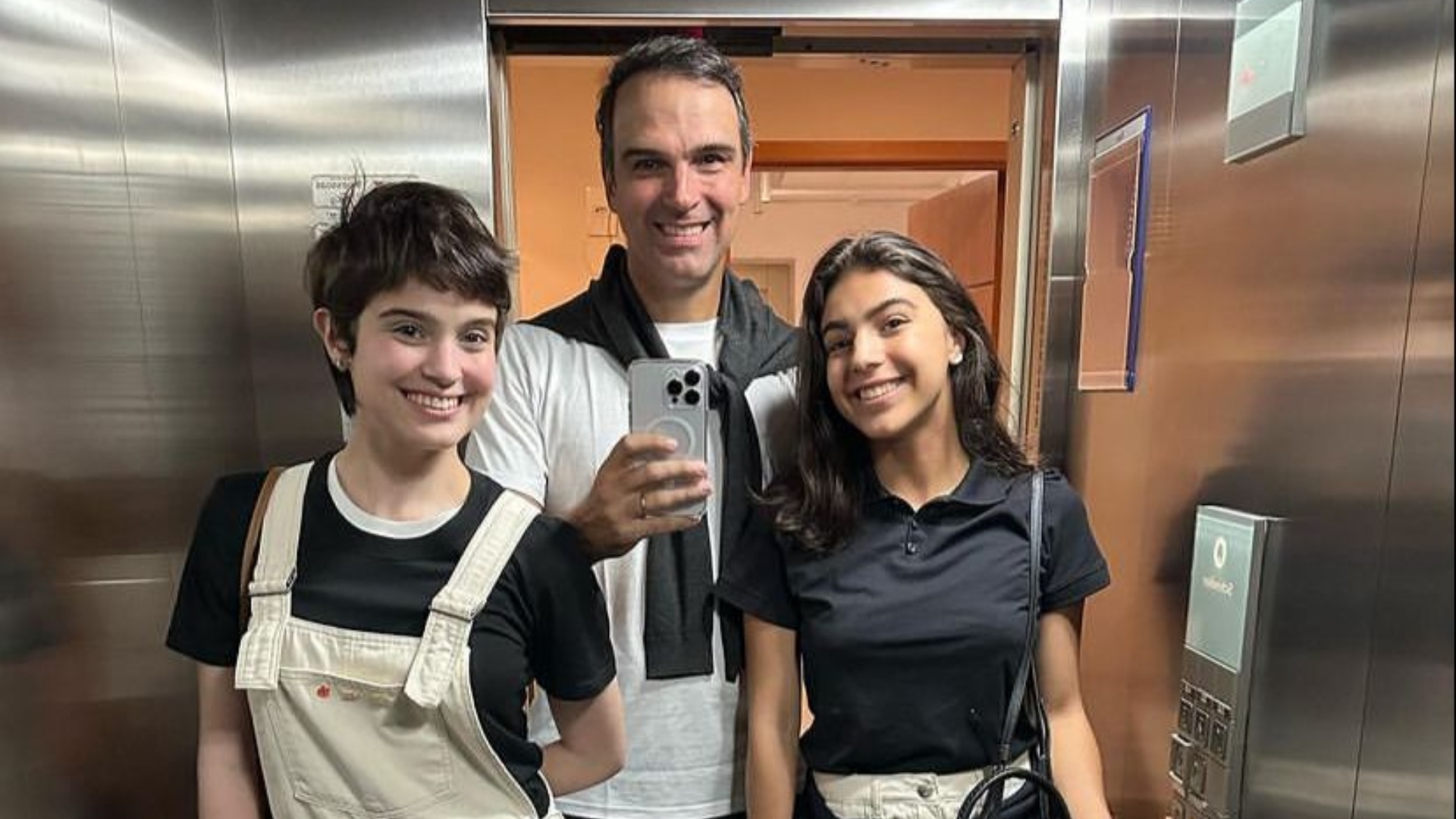 Tadeu Schmidt comenta sobre como lida com vida amorosa das filhas