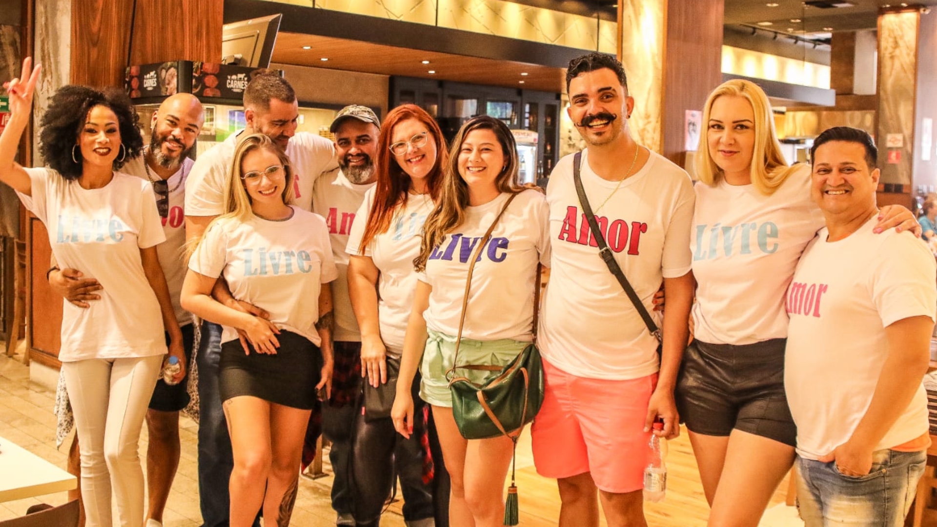 Com camisetas de “Amor Livre”, grupo de casais liberais vão a restaurante após influencers sofrerem discriminação