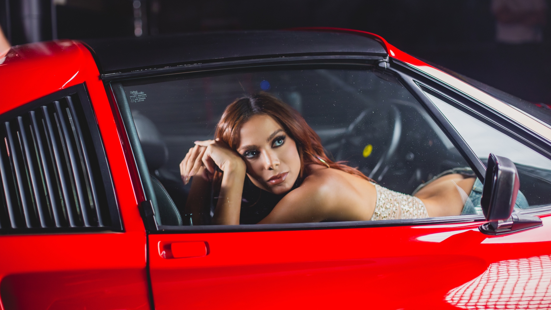 LINDA! Anitta aposta na sensualidade em clipe de Mil Veces: “Me sentindo muito gata”