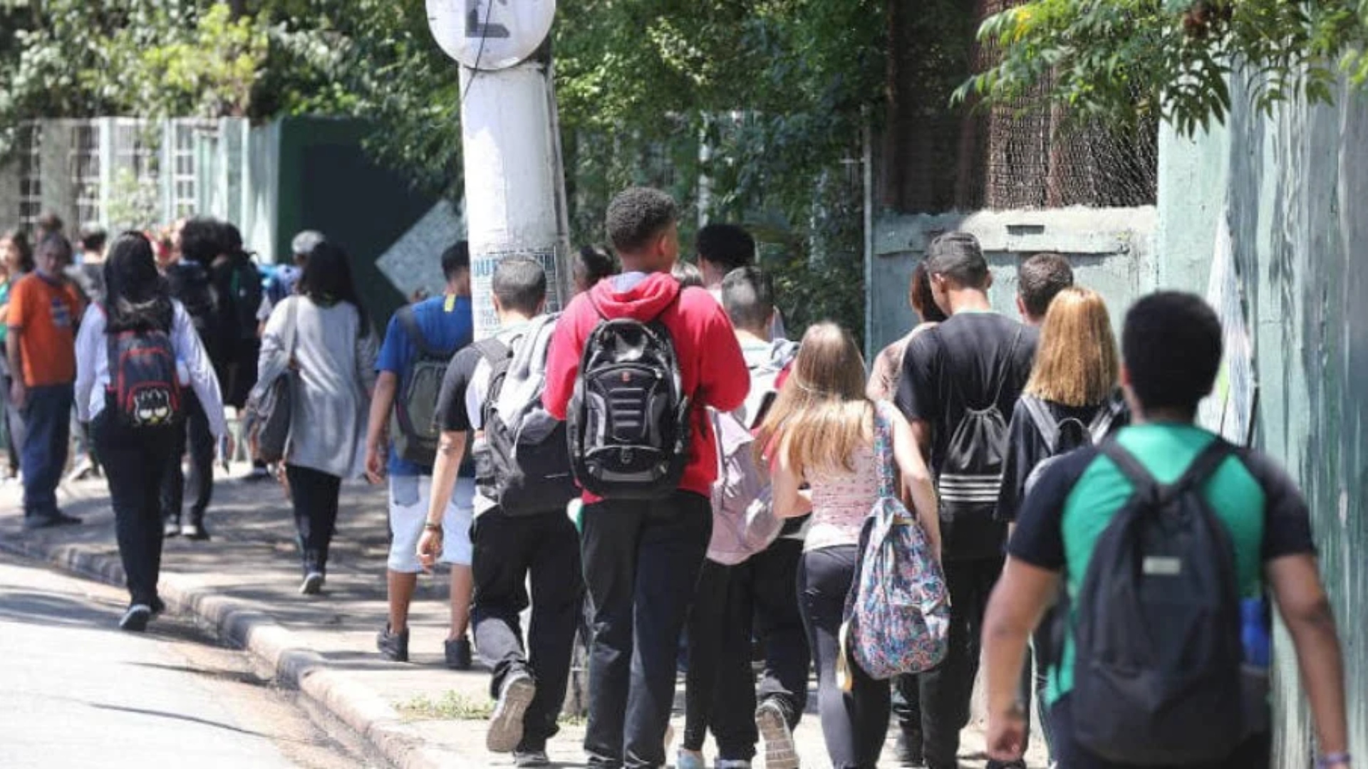 “Minha filha foi empurrada à marginalização”, diz mãe sobre caso de transfobia em escola