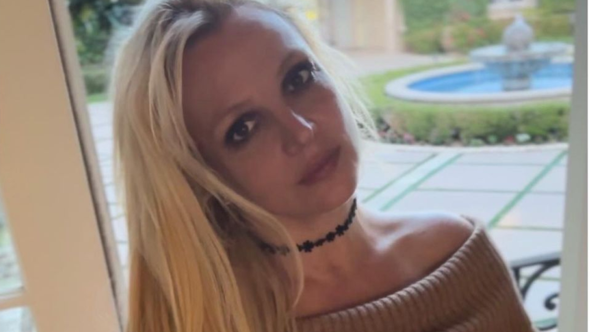Na praia, Britney Spears dispensa roupas e posa completamente nua