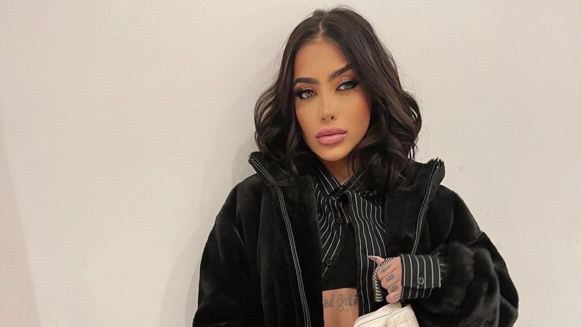 MC Mirella encanta a web com corpo natural em sua primeira gestação