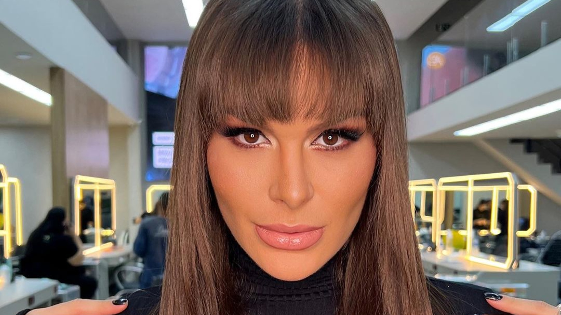 Fernanda Lacerda choca a web ao comer placenta de seu primeiro filho