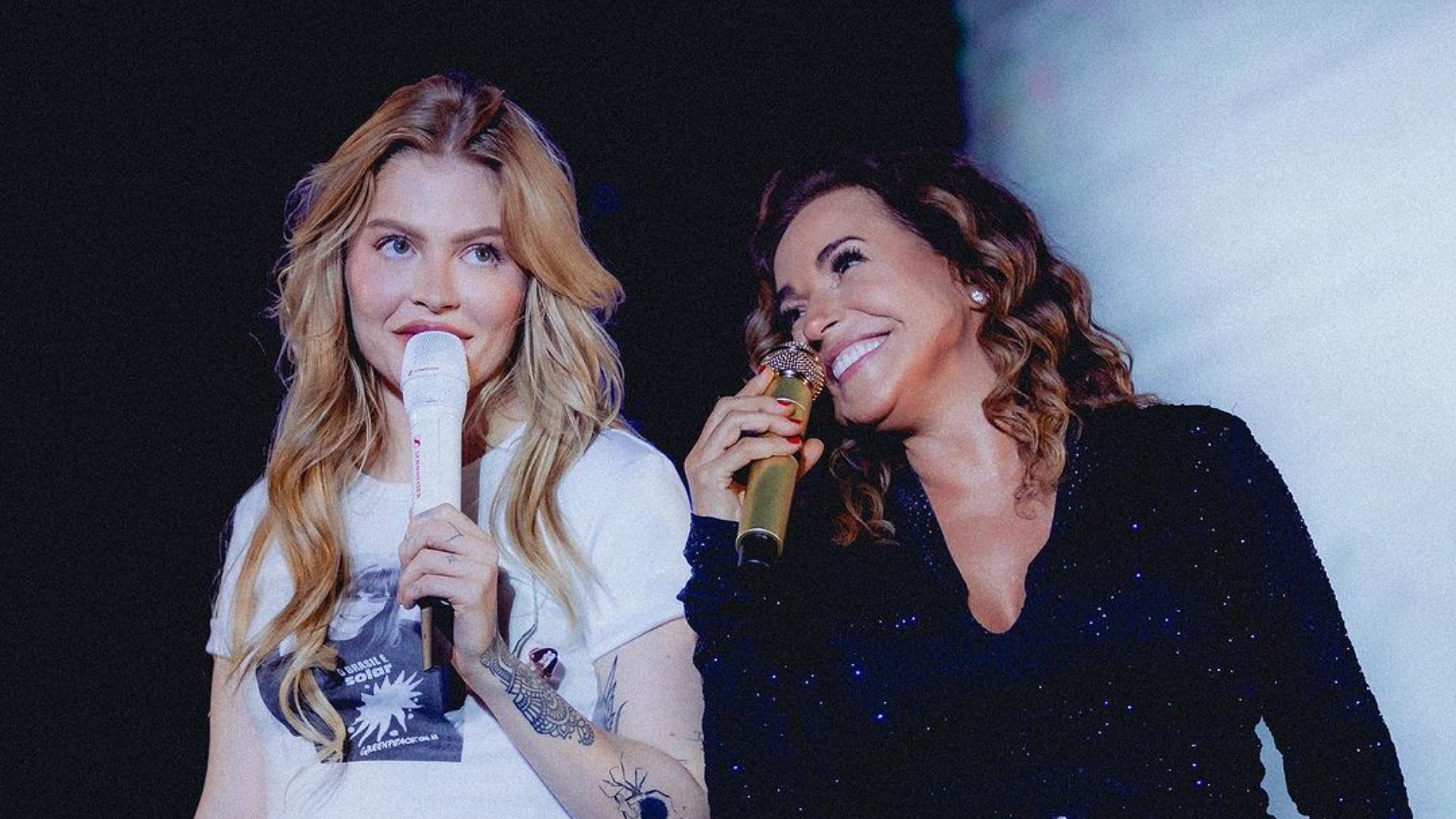 Daniela Mercury beija Luísa Sonza durante apresentação
