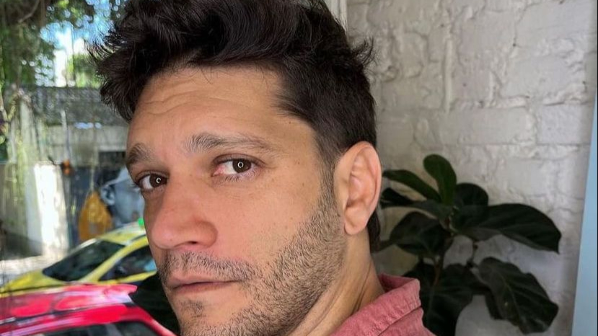 Armando Babaioff sobre censura de beijo gay em novelas: “Que avanço a gente teve?”