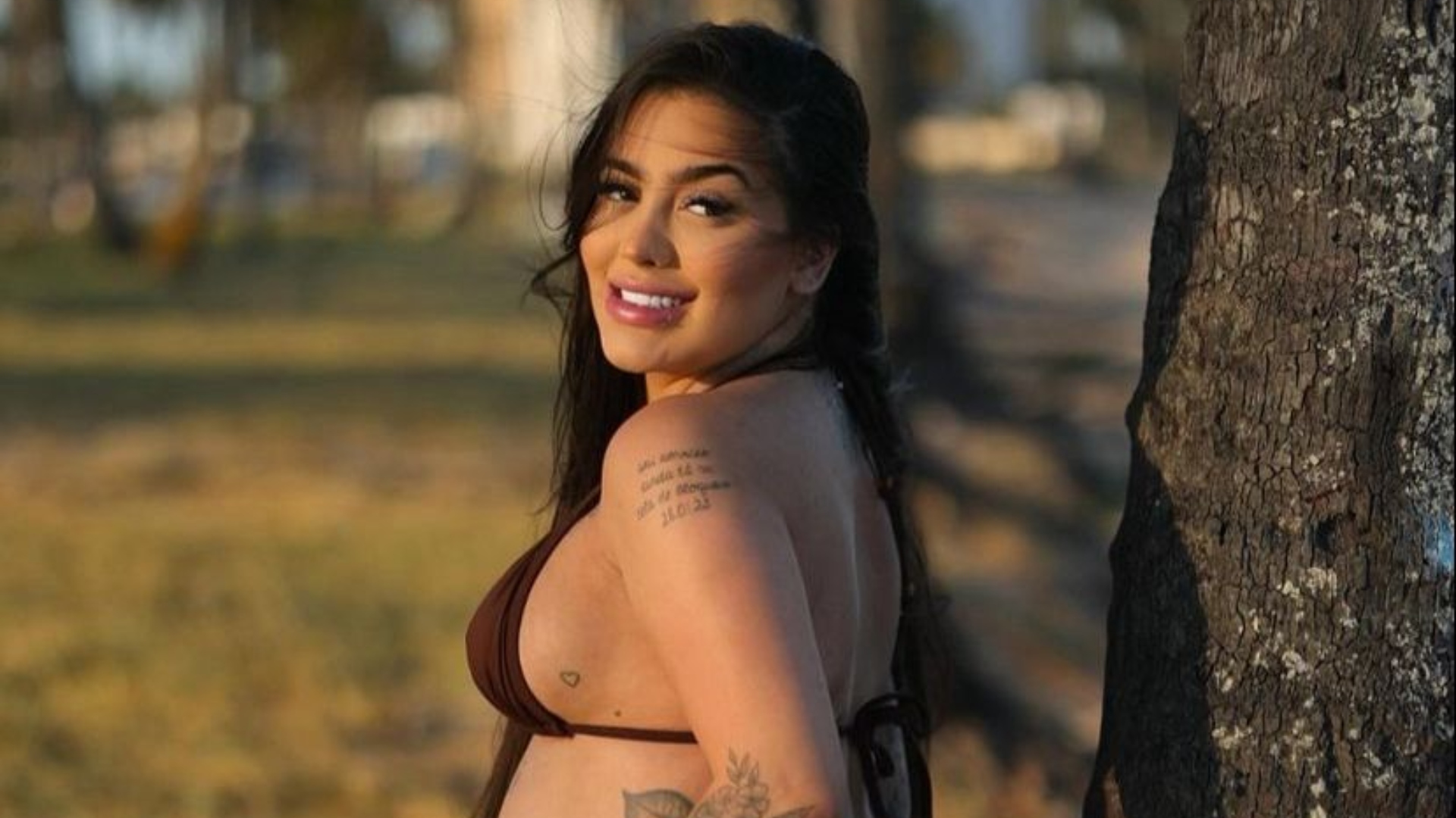 Mc Mirella responde críticas sobre “ser exemplo” para filha com fotos ousadas no Onlyfans