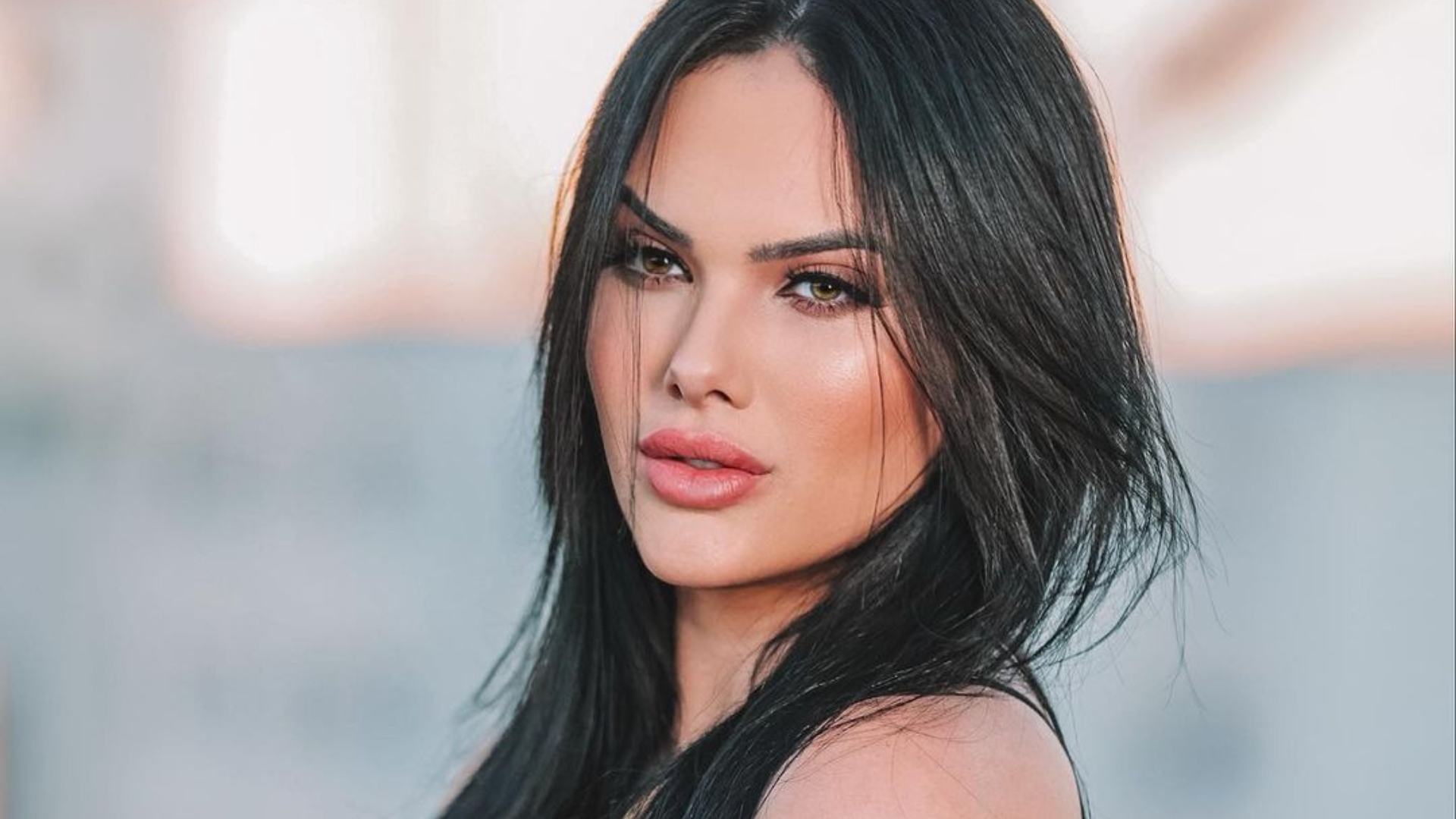 Emily Garcia apanha de influenciador em festa de Carlinhos Maia
