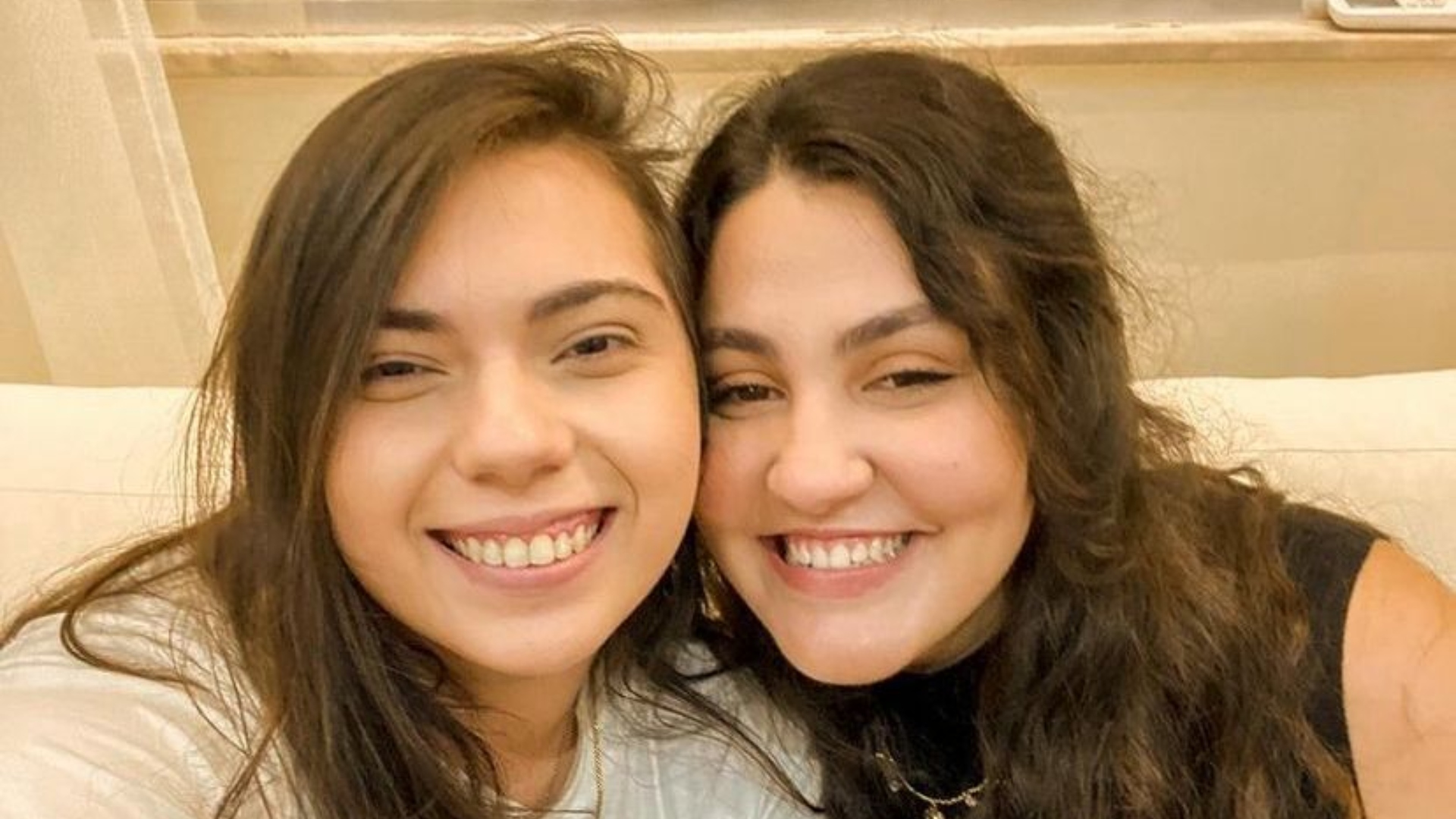 Filha de Gerson Brenner, Vica Brenner, revela caso de homofobia em apartamento onde mora