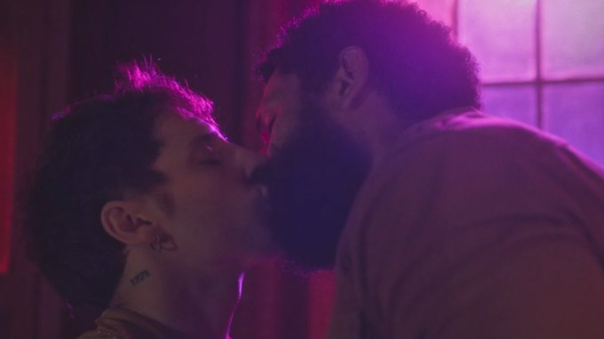 Terra e Paixão: Kelmiro! Kevin e Ramiro se beijam