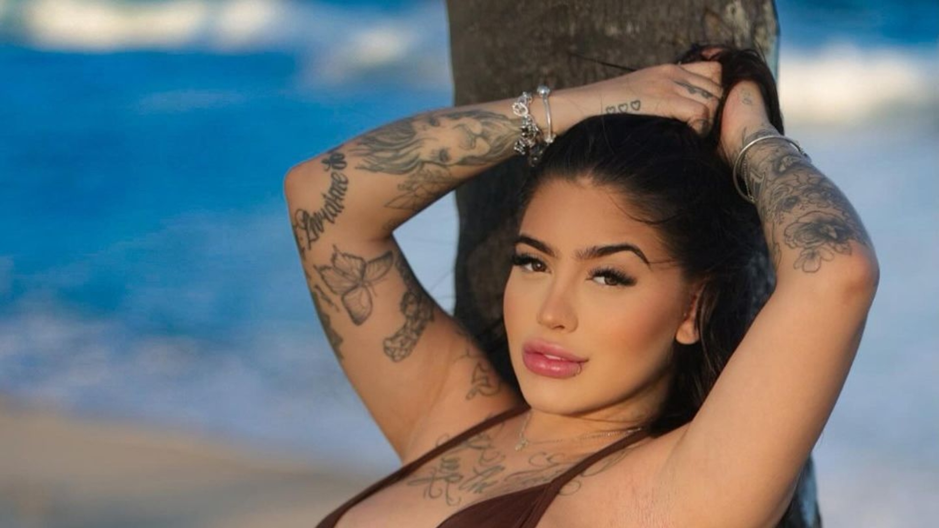 MC Mirella choca a web ao mostrar sua barriga no final da gestação