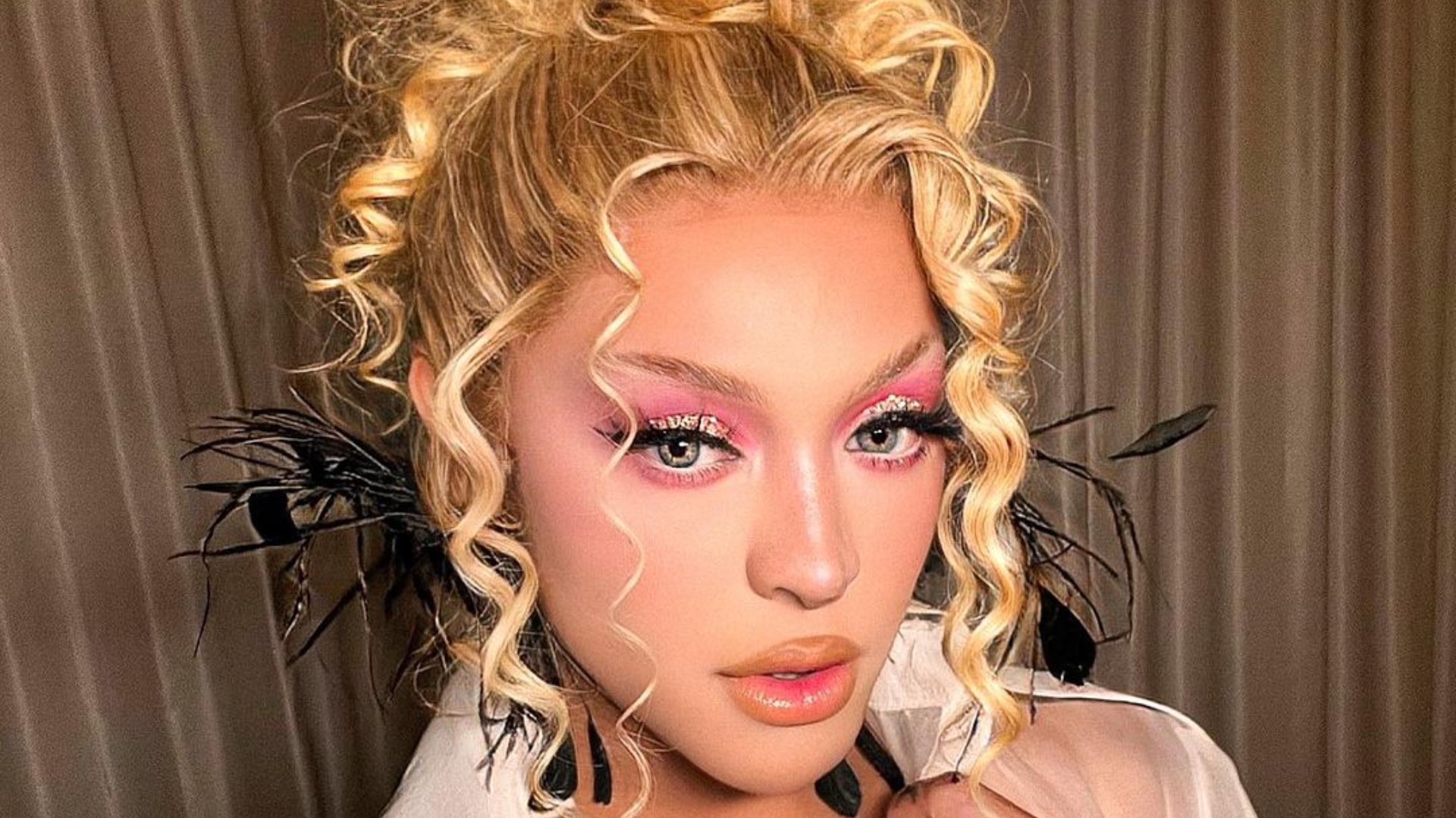 Pabllo Vittar abre álbum pessoal e mostra banho de mar
