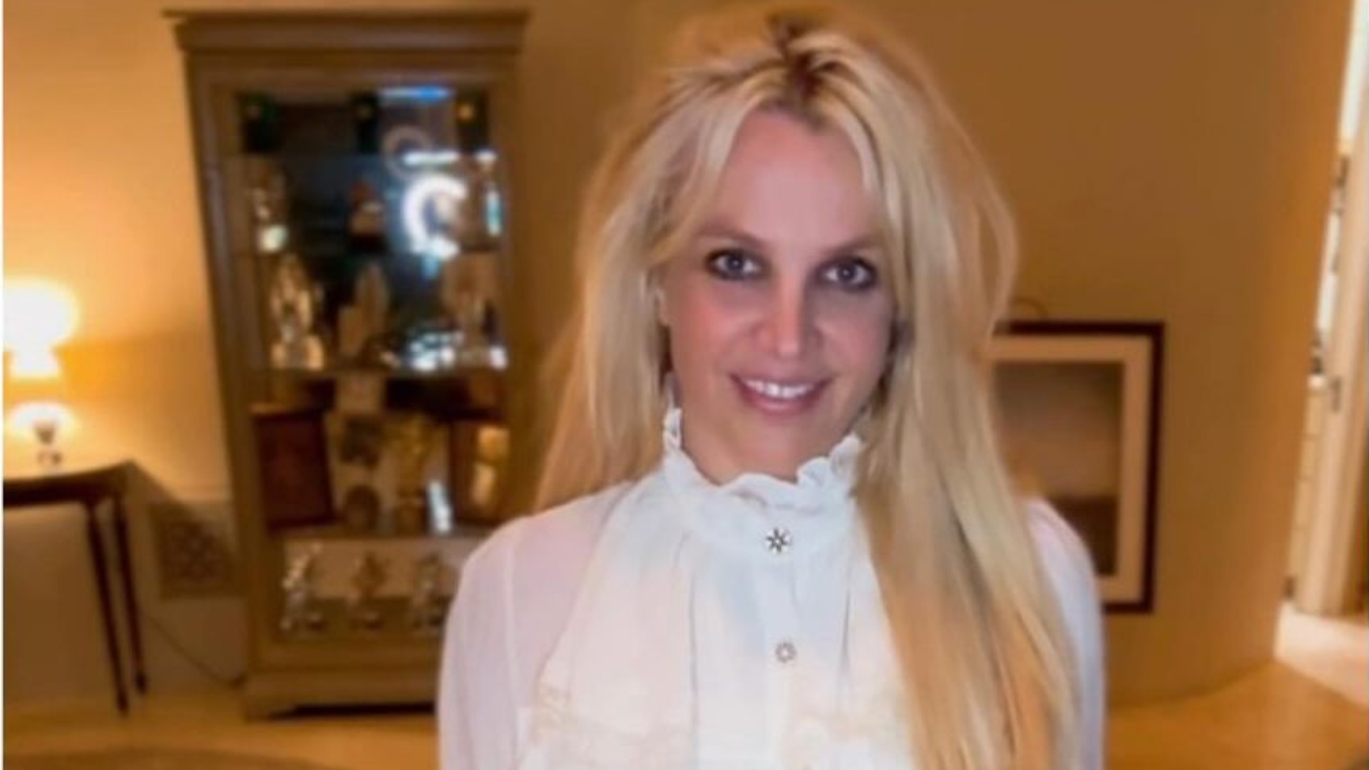 Britney Spears dispensa roupas e fica nua na praia