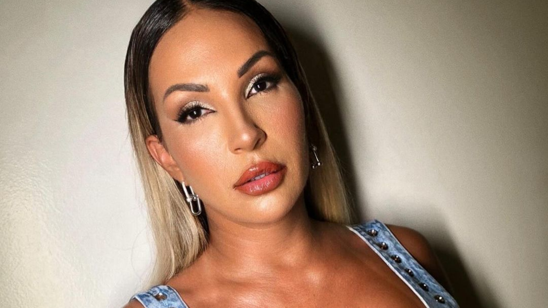 Valesca Popozuda é flagrada em beijo triplo na Farofa da Gkay
