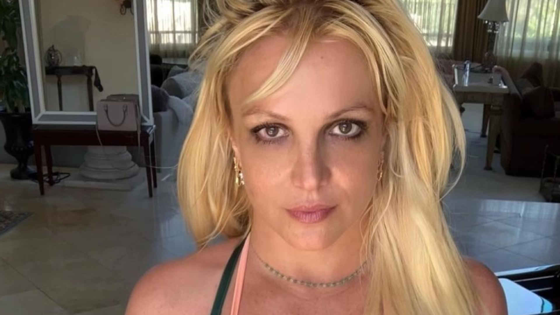 Britney Spears dispensa roupas e posa completamente nua na praia