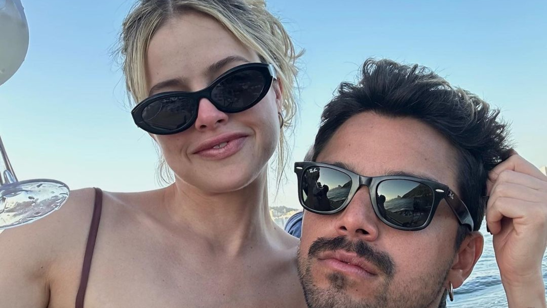 Agatha Moreira beija Rodrigo Simas e se declara: “Amor mais bonito”