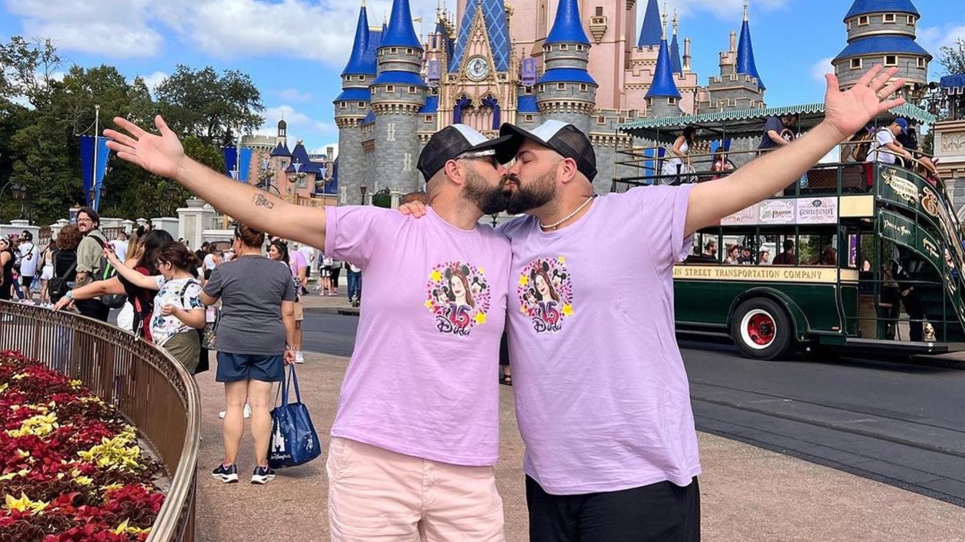 Marido de Tiago Abravanel é flagrado aos beijos com outro homem