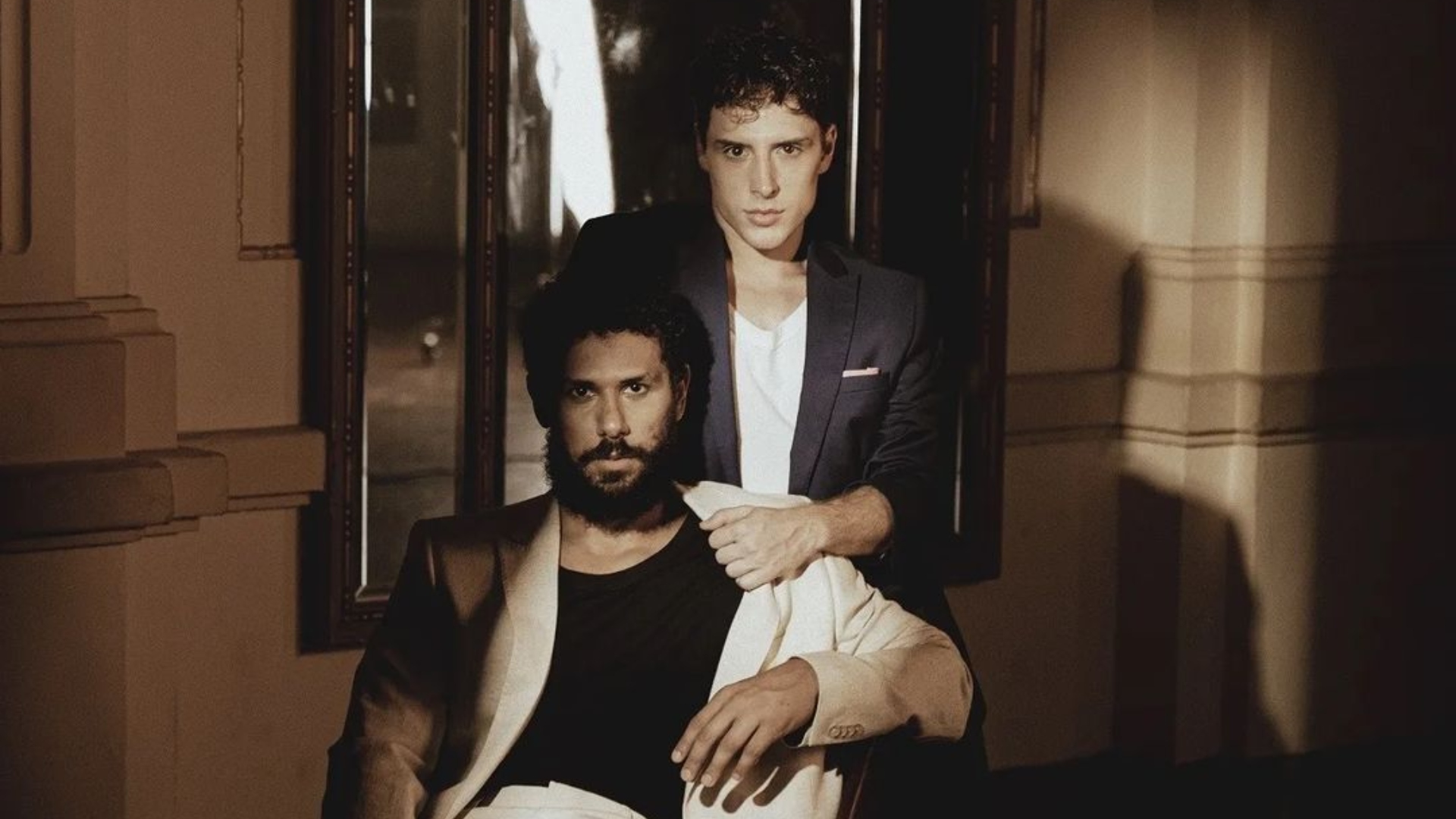 Amaury Lorenzo e Diego Martins se beijam em festa