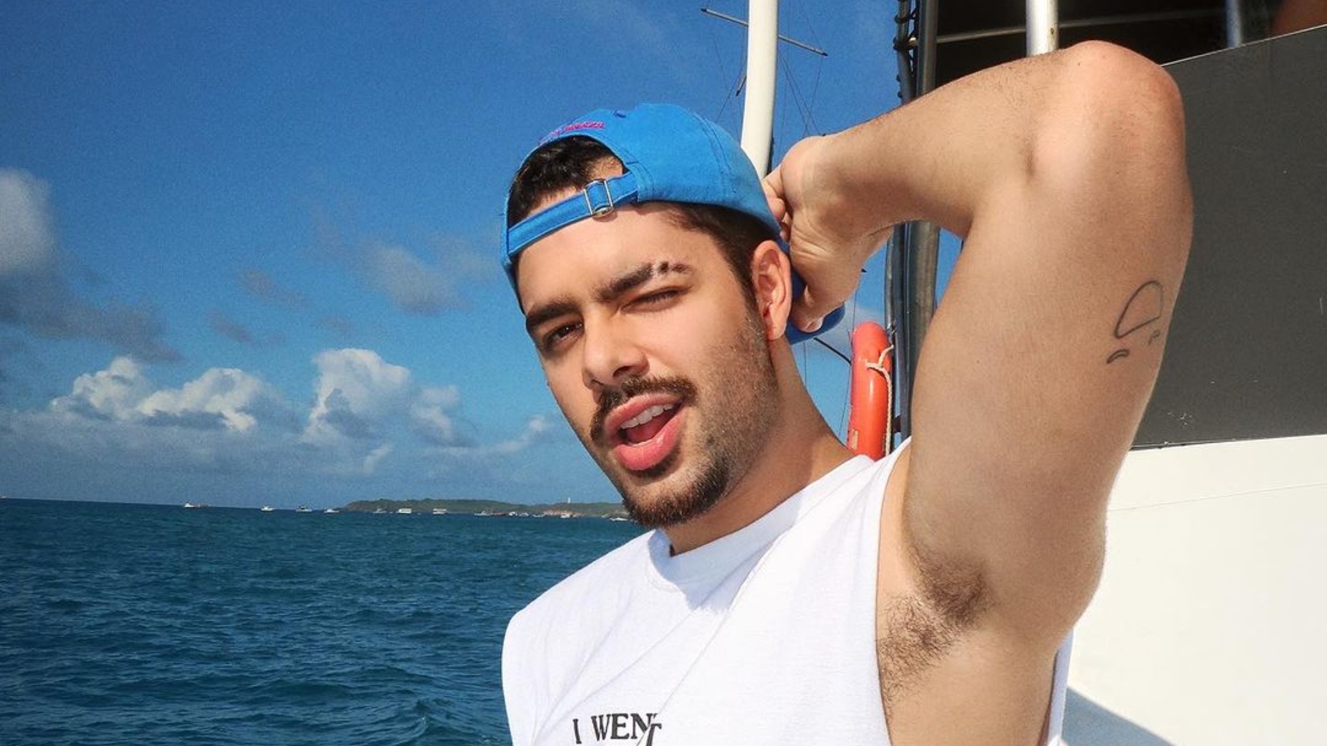 Pedro Sampaio comemora Top 1 com música sobre bissexualidade