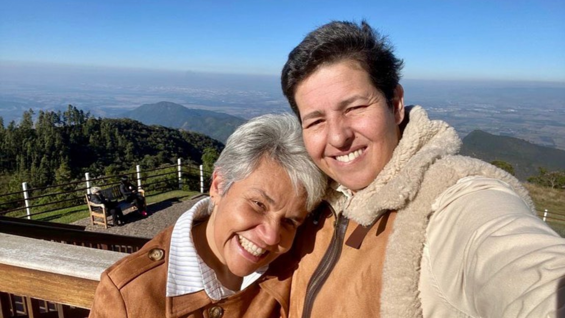 Claudia Rodrigues se declara para a namorada em viagem romântica