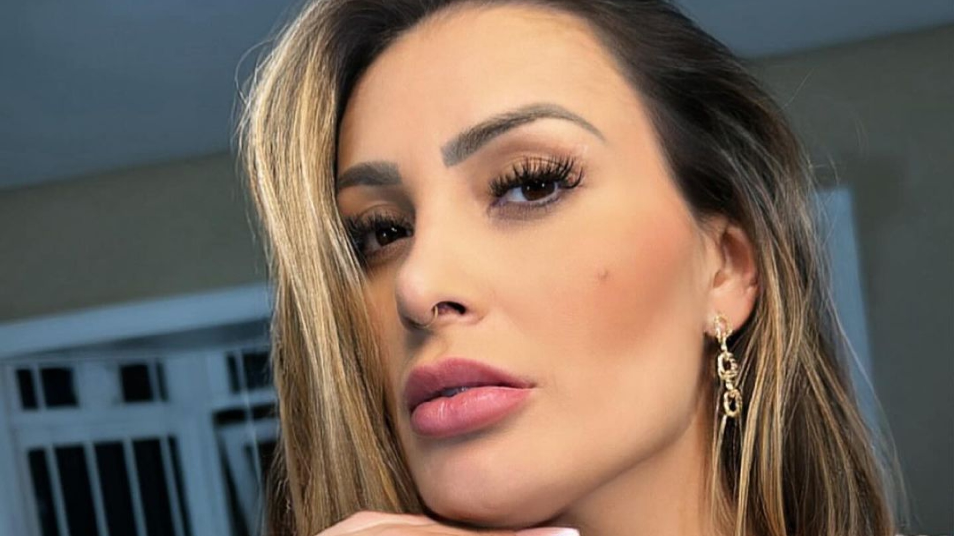 Andressa Urach anuncia parceria com ex-amante de Neymar
