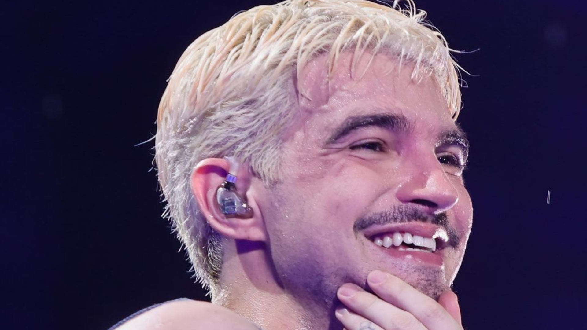 Jão abre álbum de fotos pessoal e mostra clique íntimo com o namorado