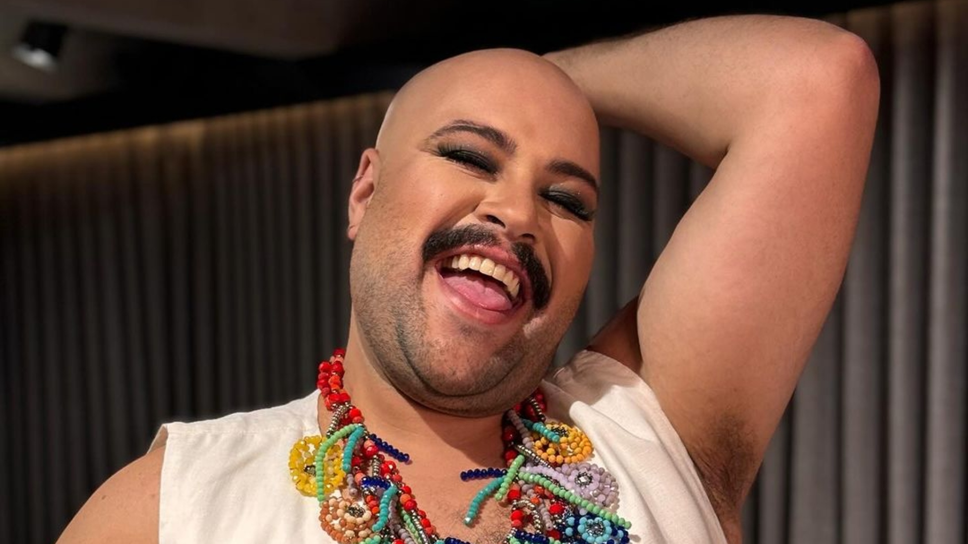 Casado, Tiago Abravanel beija outros em bloco de Carnaval