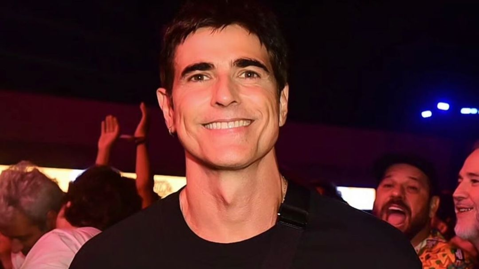 Reynaldo Gianecchini usa modelito ousado e é enaltecido na web