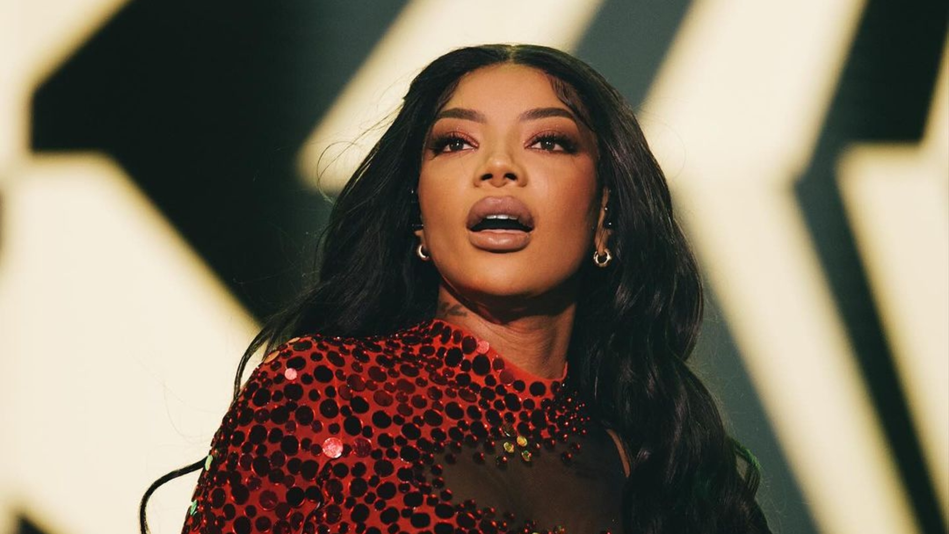 Ludmilla joga água em fã durante show