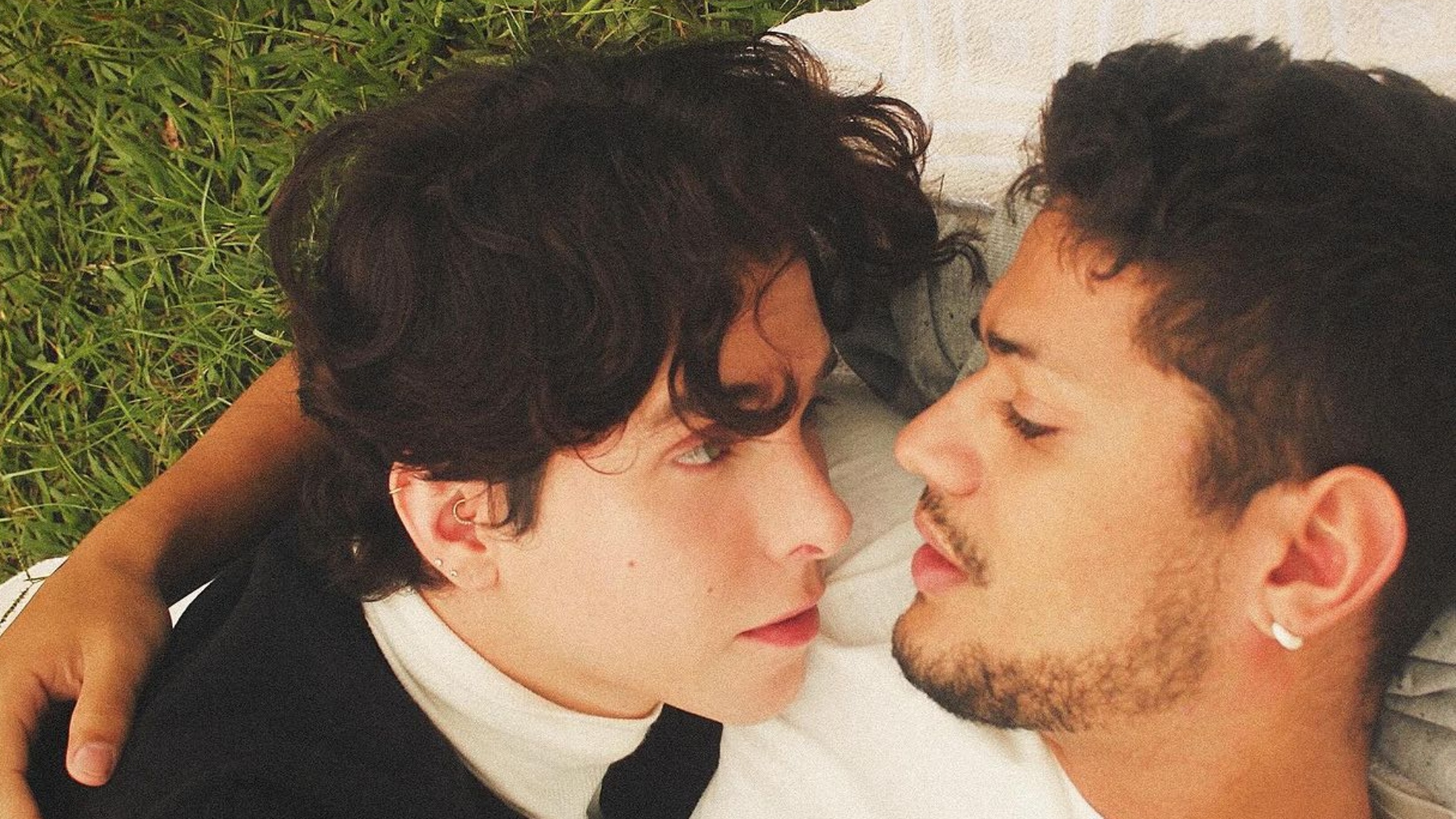 Ex-BBB Gabriel Santana troca carinhos com influenciador digital