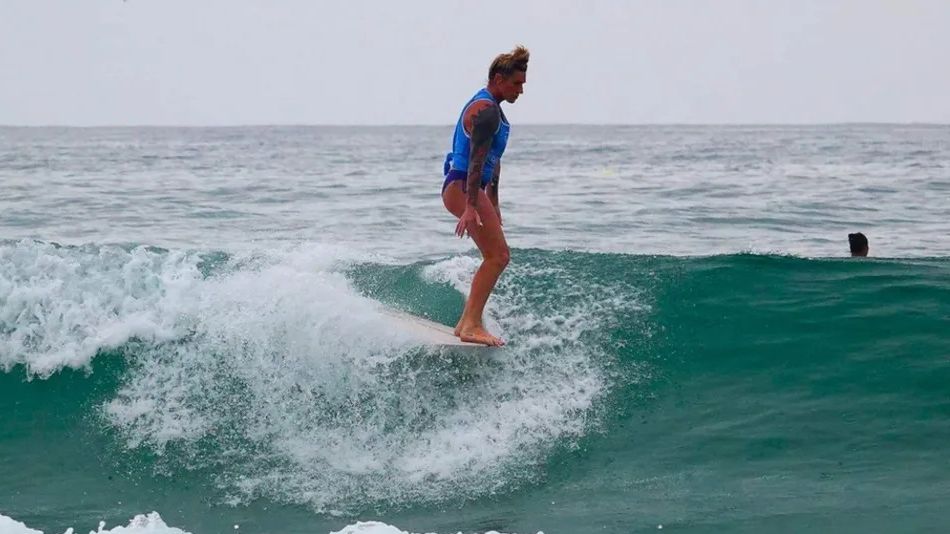 Justiça dos EUA notifica torneio de surf para permitir mulher trans
