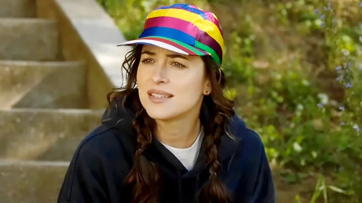 Filme lésbico com Dakota Johnson ganha data de estreia
