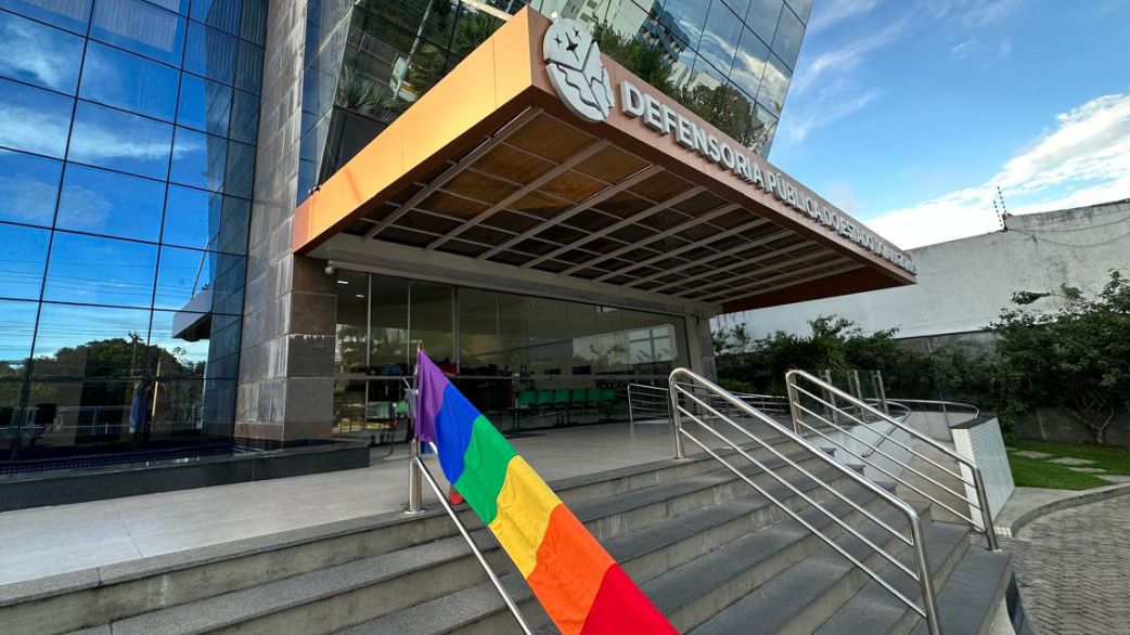 AM: Defensoria quer indenização a funcionário trans por nome morto