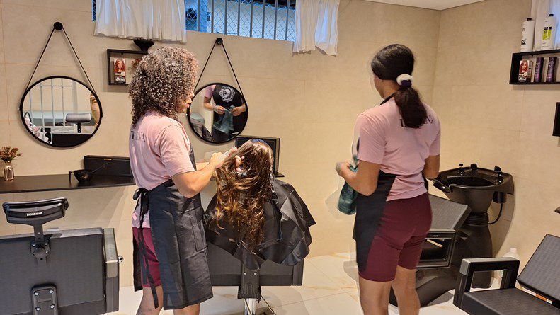 Espírito Santo inaugura salão de beleza em penitenciária para LGBT+