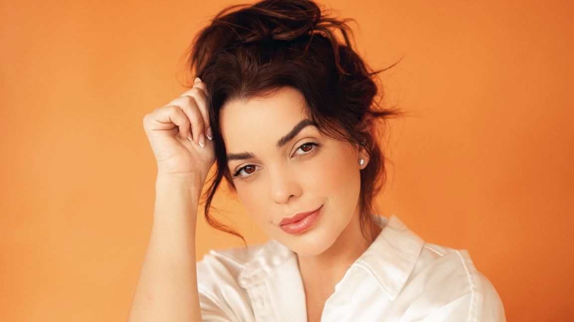 Natalie Smith comemora nova produção com representatividade lésbica