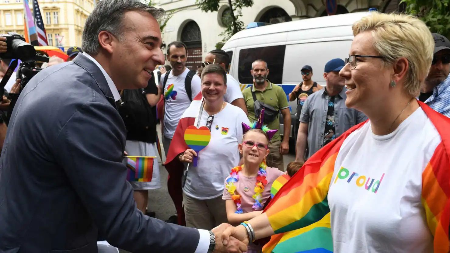 Parada de Budapeste reúne 30 mil pessoas e críticas ao governo Orbán
