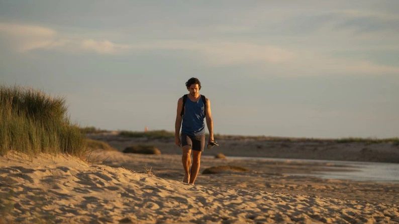 Marco Pigossi celebra novo papel e colabora com marido em “High Tide”
