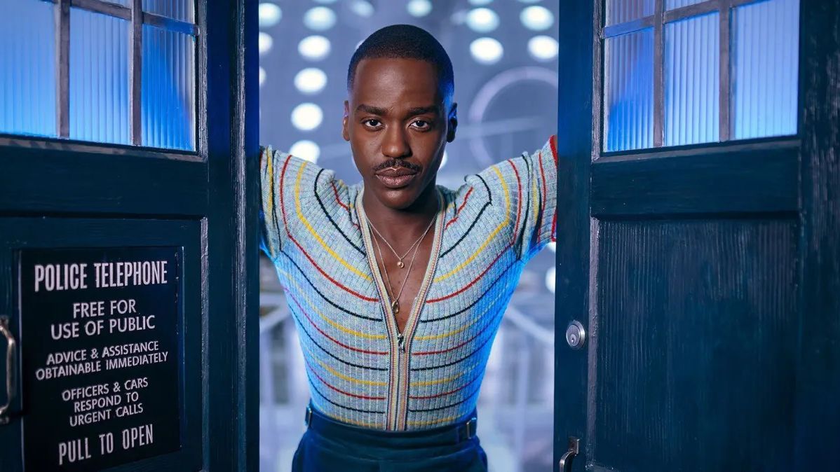 “Doctor Who” exibe primeiro beijo gay do Doutor em 60 anos