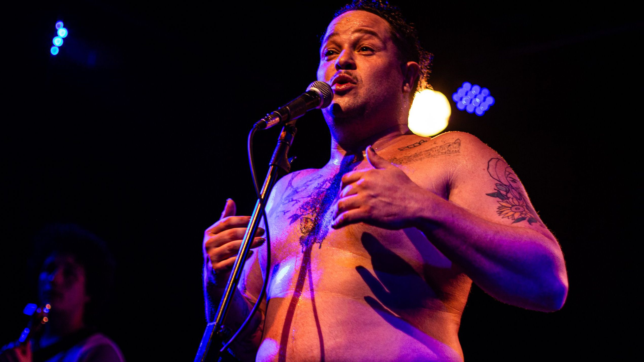 Multiartista renanrenan apresenta show “O Mar e A Galáxia” em Olinda