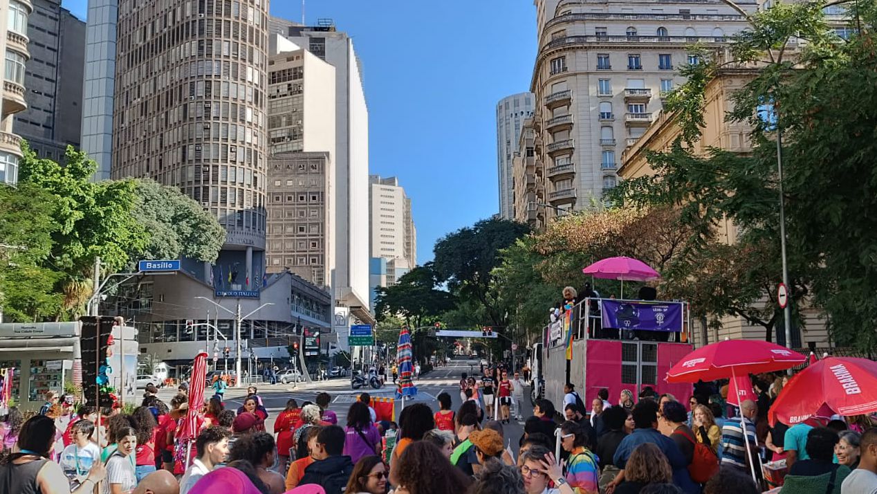 Caminha Lésbica e Bissexual de SP mantém pura a chama do protesto