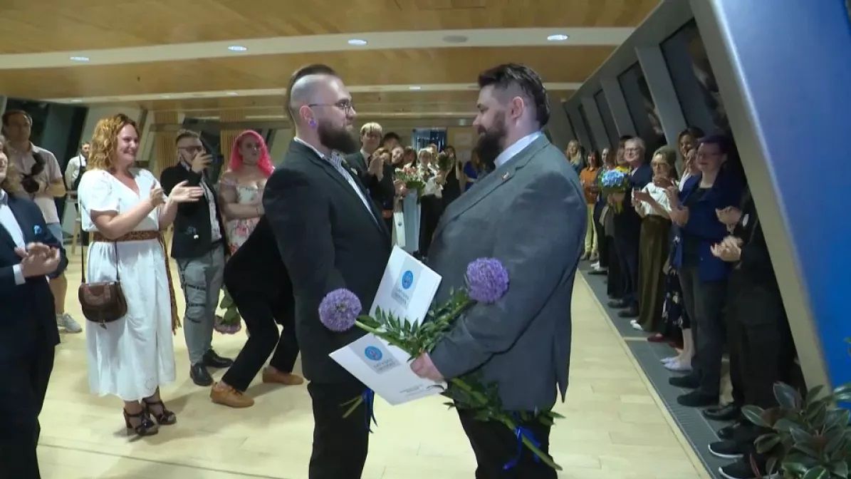 Letônia legaliza casamento civil e celebra primeira união