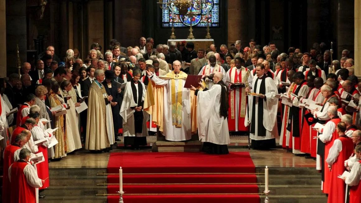 Igreja Anglicana aprova propostas para casamento de clérigos gays