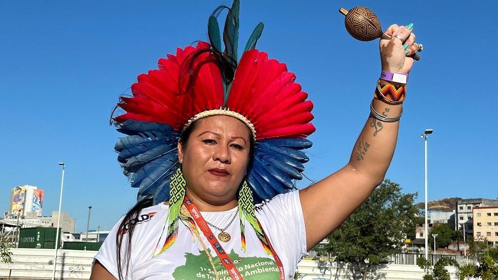Manifesto LGBTQIA+ em Vitória planta mudas de Pau-Brasil