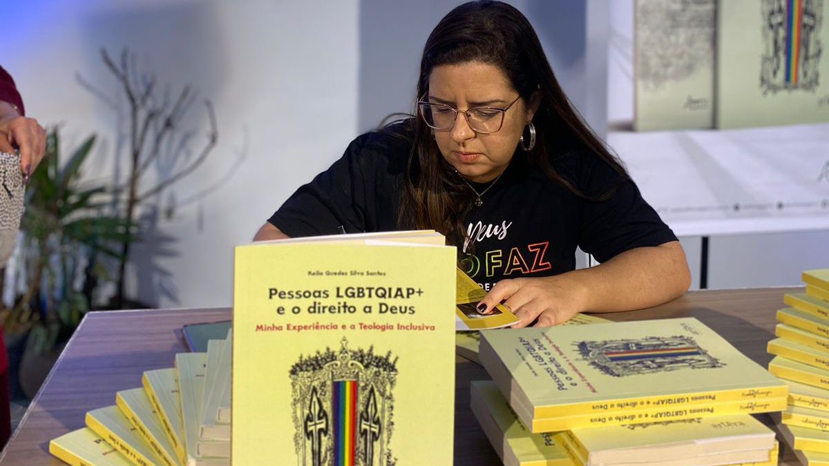 Keila Guedes foi da repressão da religião à publicação de livro de alerta