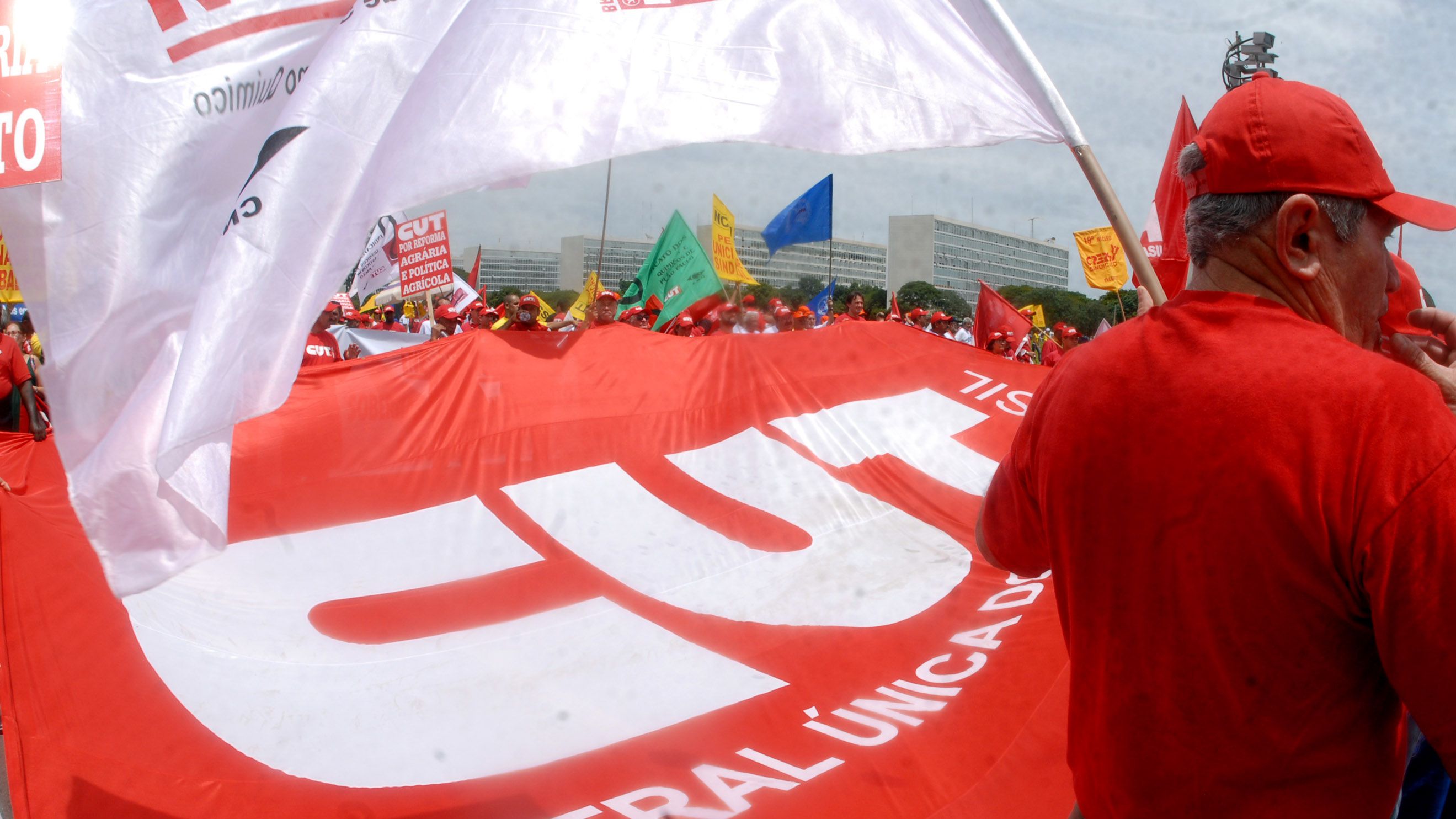 CUT assina compromisso de respeito aos direitos LGBT+ no setor da moda