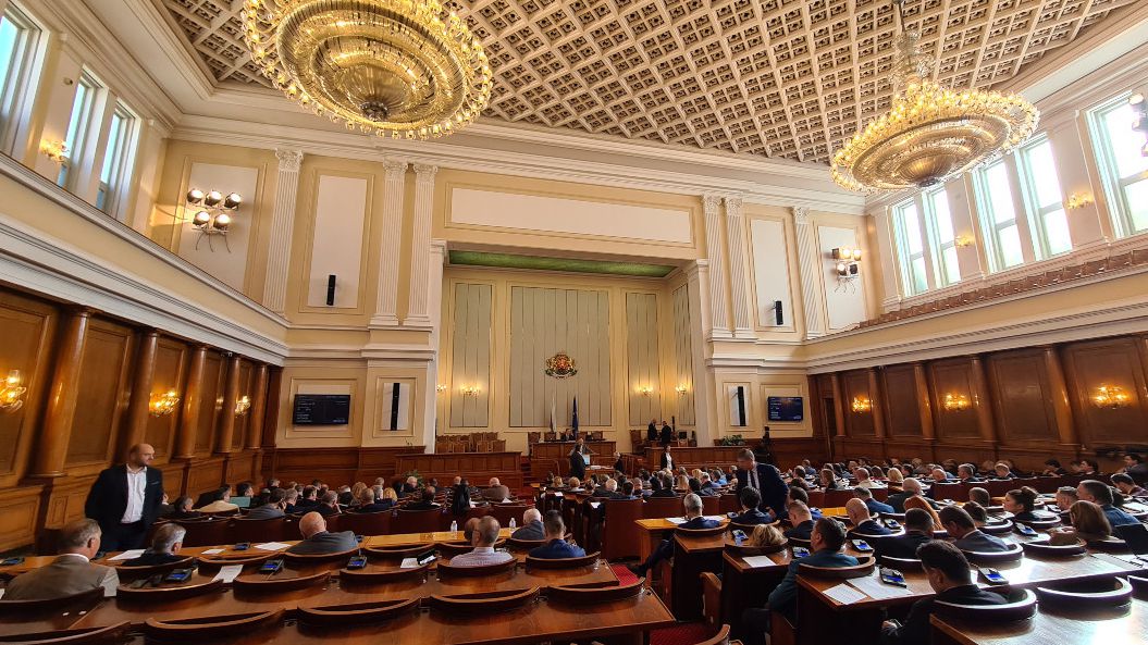 Parlamento da Bulgária aprova lei que restringe educação sobre LGBT+