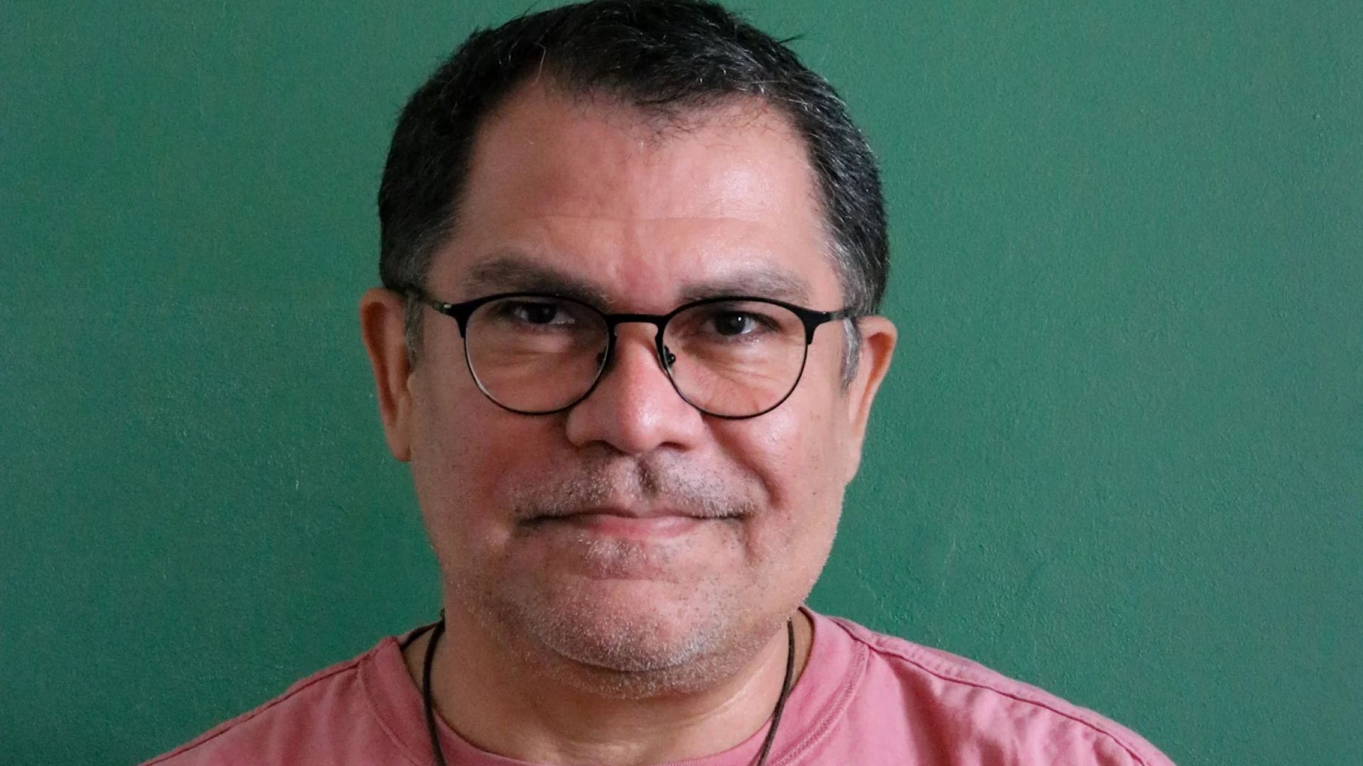 Cláudio Rodrigues tem livro exaltando as bichas, as viadas, as femynynyahs