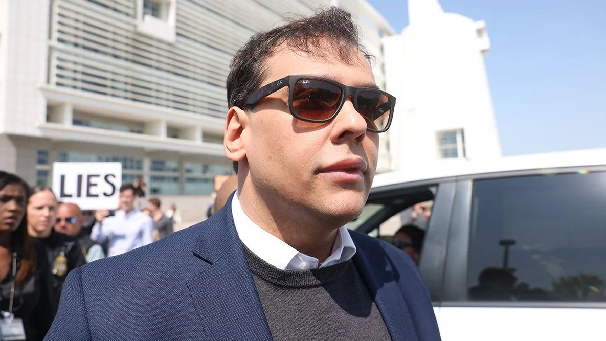 George Santos comparece a tribunal em Nova York