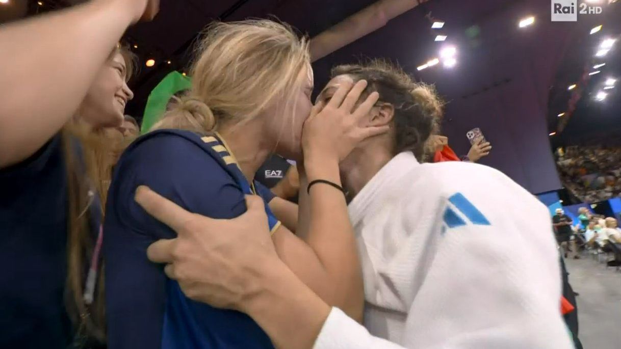 Atleta italiana celebra ouro nas Olimpíadas com beijo que viraliza